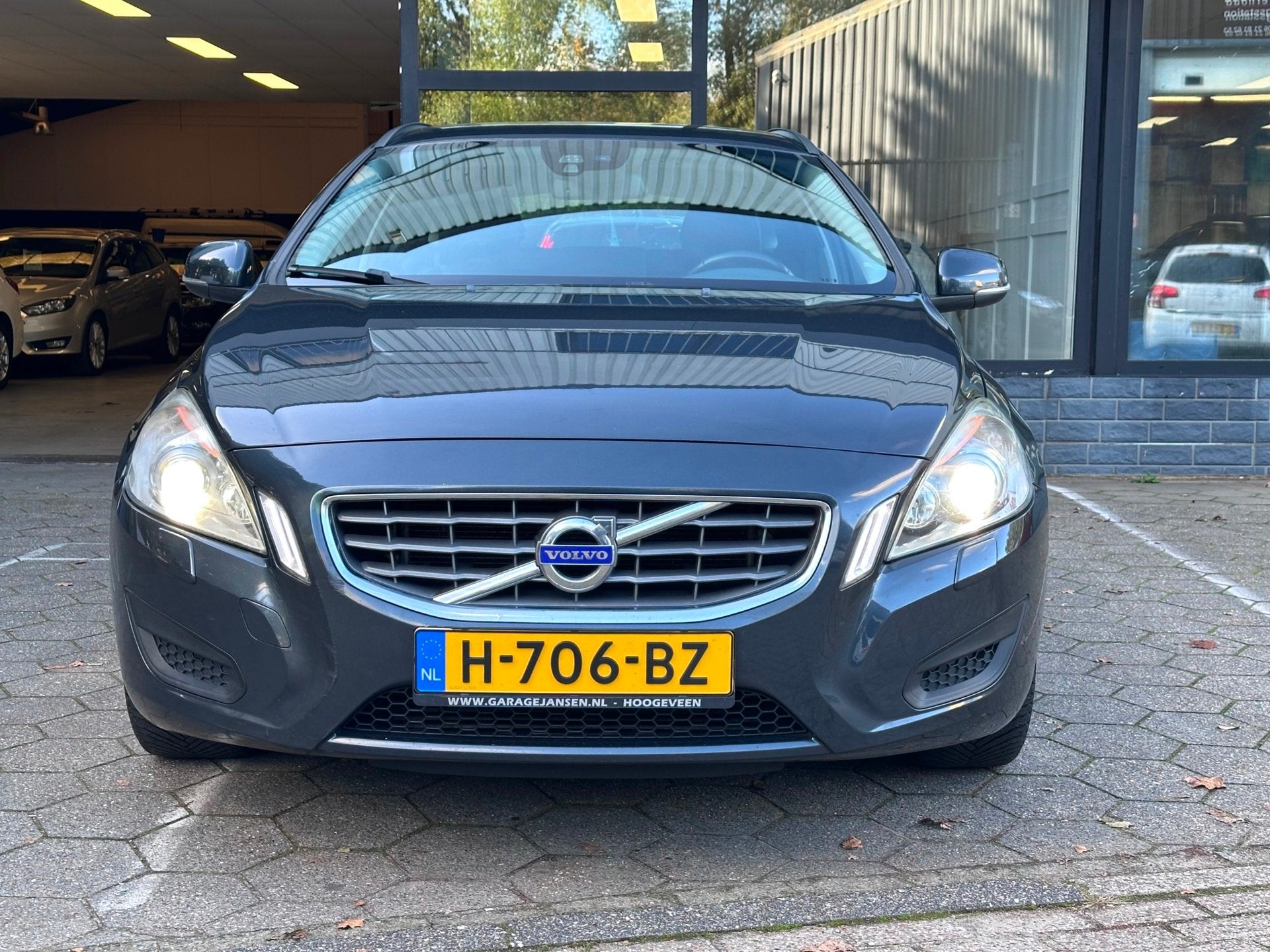 Volvo V60 2.4 D5 Summum / Airco / Leder / navigatie /, Auto's, Euro 5, Leder, Diesel, 1543 kg