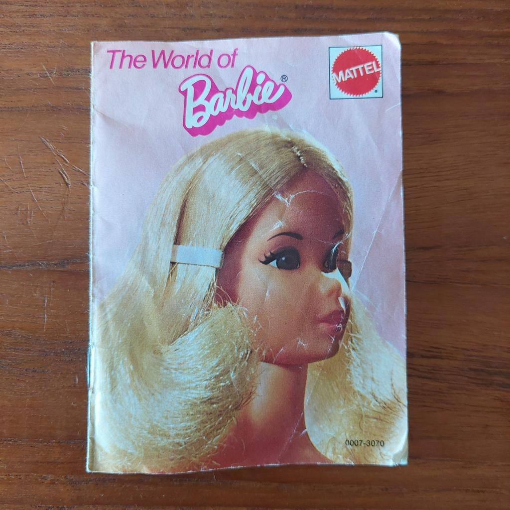 Mattel boekje: The world of Barbie, vintage, uit 1973., Ophalen of Verzenden, Gelezen