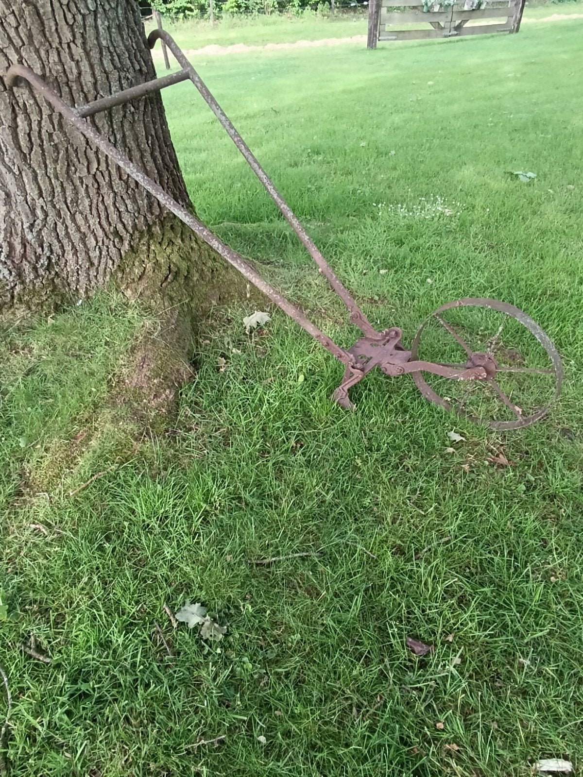 Een oude metalen schoffel., Ophalen