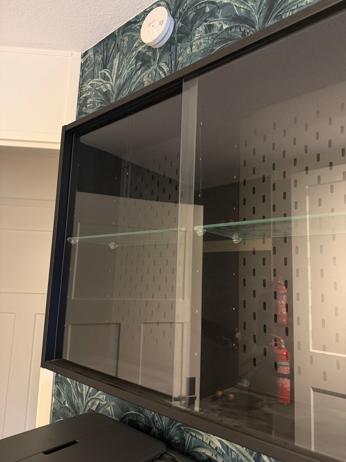 Mooie vitrinekast met glazen schuifdeuren., Ophalen, Gebruikt, 50 tot 100 cm, Glas