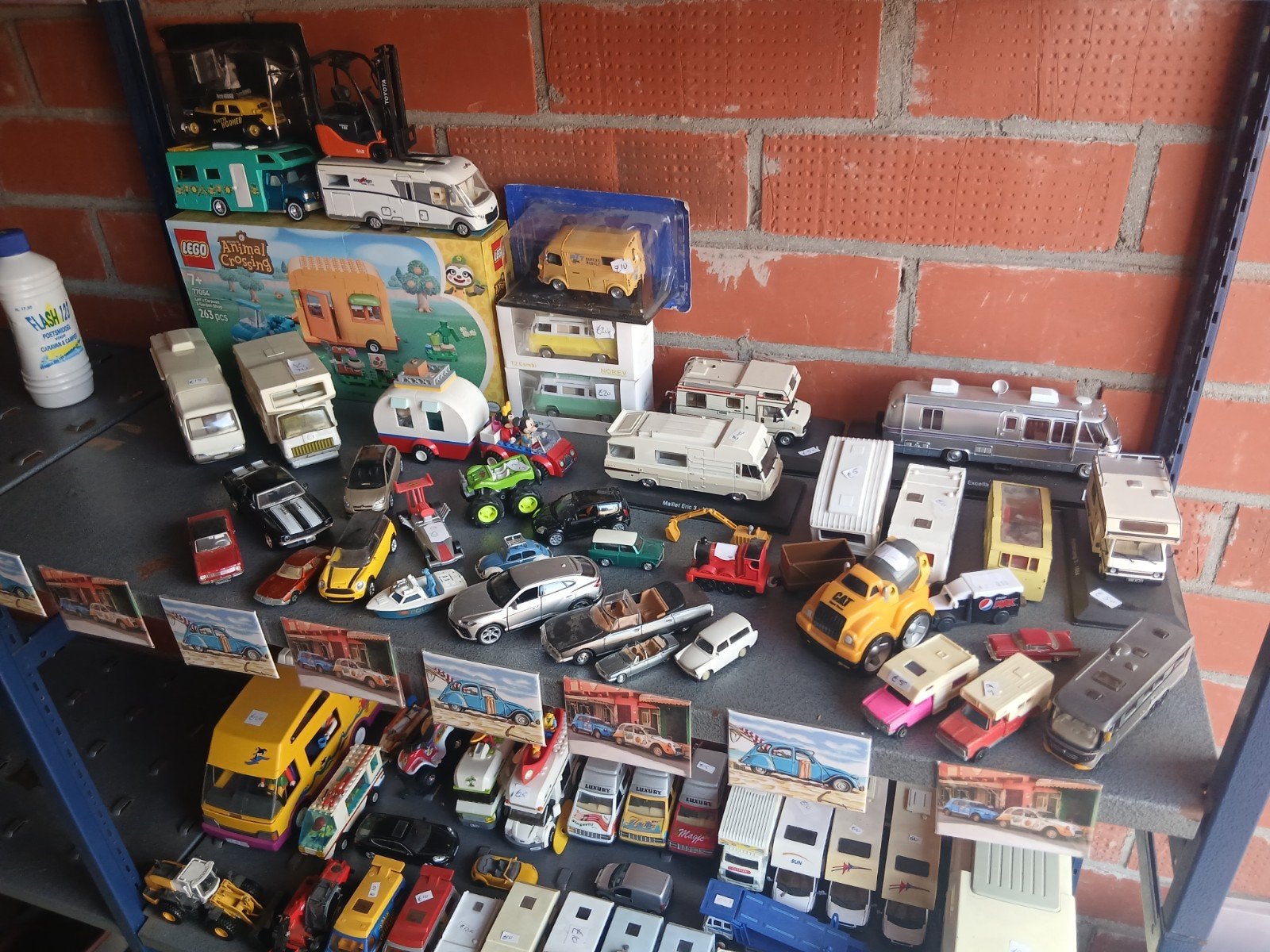 Diverse verzameling van campers en caravans, Ophalen