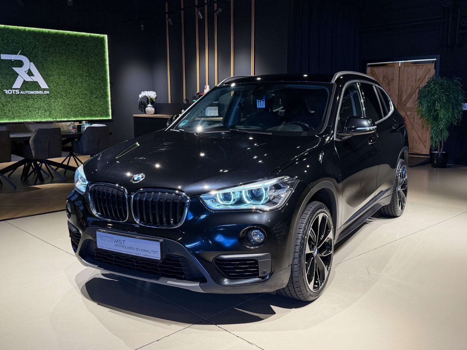 BMW X1 xDrive20i Exe Aut Navi|LED|Cruis|PDC|Camera Zwart, Auto's, 1998 cc, Stof, Gebruikt, Huisgarantie
