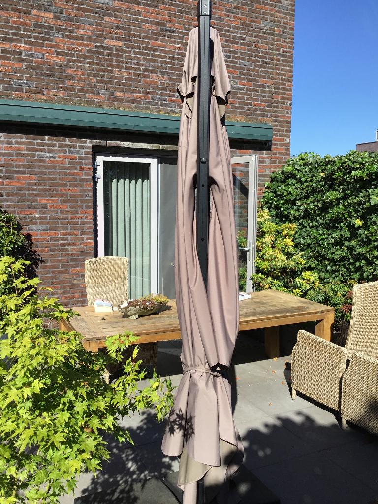 Zweefparasol, Tuin en Terras, Parasols, Zo goed als nieuw, Zweefparasol, 3 tot 4 meter, Kantelbaar, Verstelbaar, Ophalen