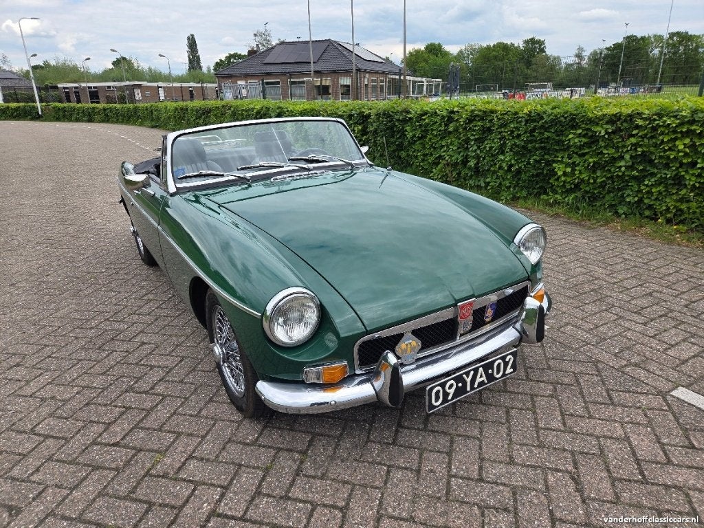 MGB Roadster (1973) – British Racing Green, Achterwielaandrijving, Zwart, 4 cilinders, Cabriolet