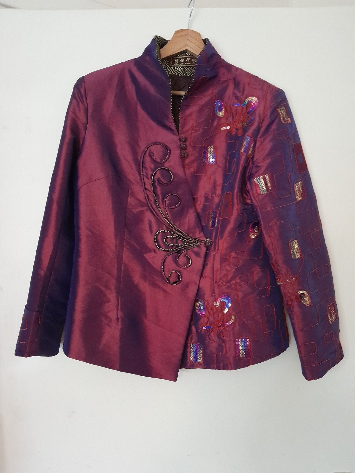 Unieke paarse jas met borduursels en pailletten, Ba ai hua Lu, Paars, Maat 42/44 (L), Ophalen of Verzenden