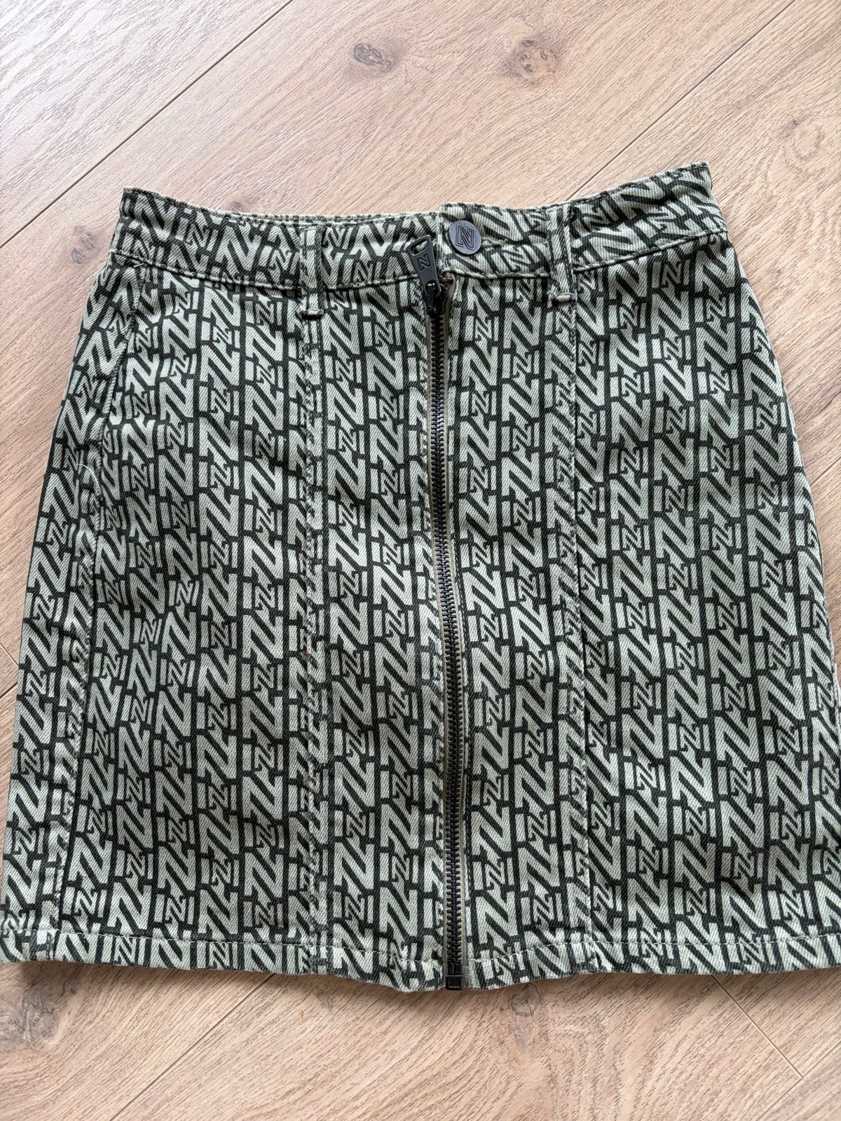 Nikkie rokje maat 34 (XS) met N-logo print, Kleding | Dames, Ophalen of Verzenden, Zo goed als nieuw, Maat 34 (XS) of kleiner