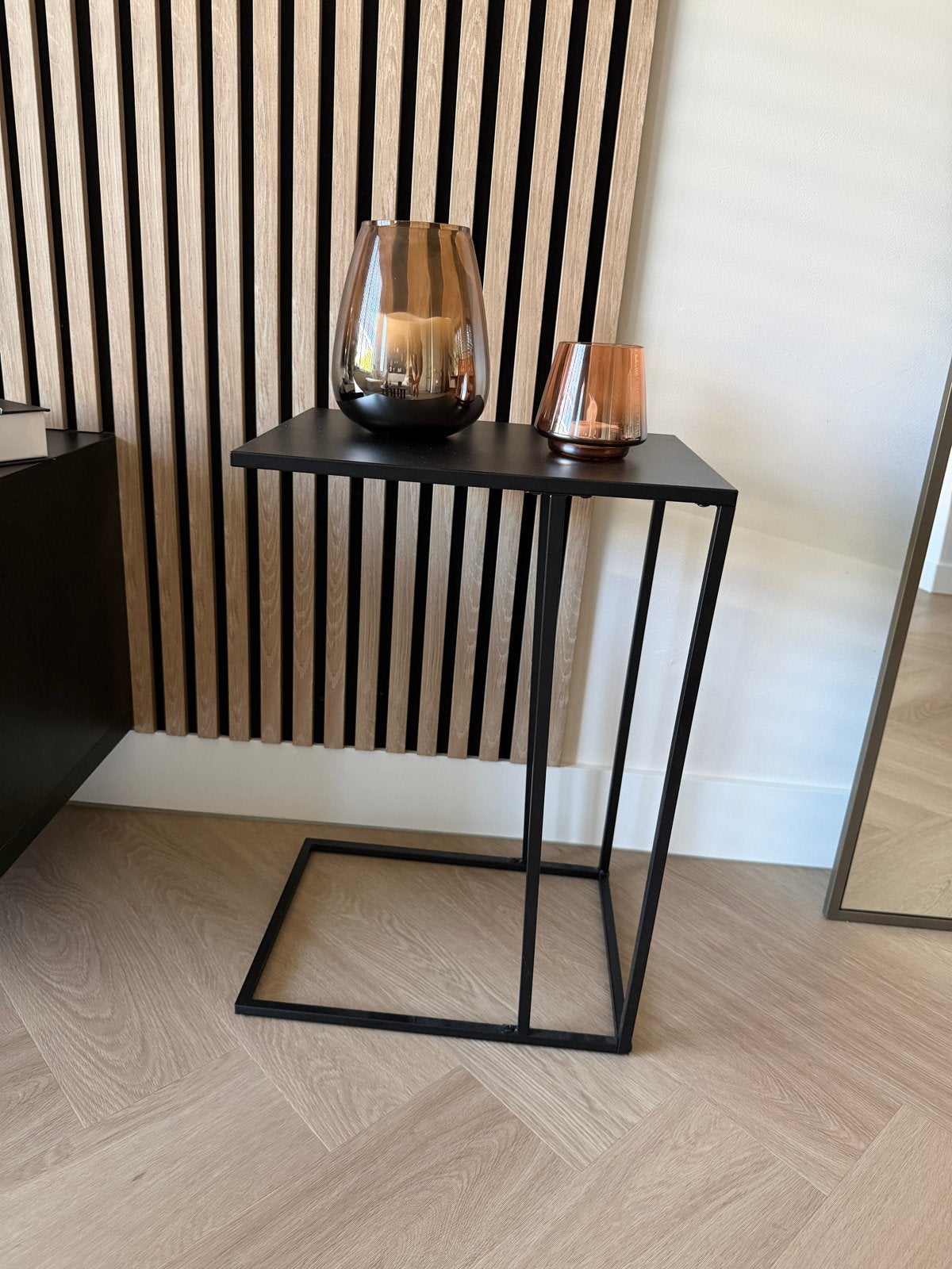 Zwart metalen bijzettafel met bronzen kaarshouders, Huis en Inrichting, Tafels | Bijzettafels, Minder dan 55 cm, Metaal of Aluminium