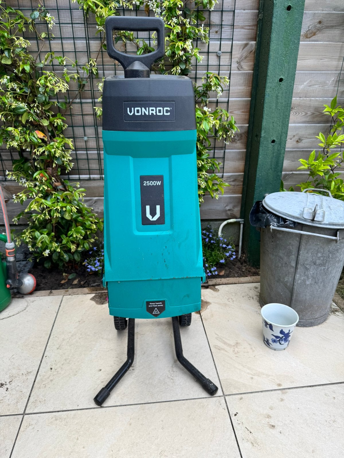 VONROC Hakselaar 2500W - Krachtige Tuinhakselaar, Tuin en Terras, Hakselaars, Ophalen, Gebruikt, Elektrisch, Met opvangzak