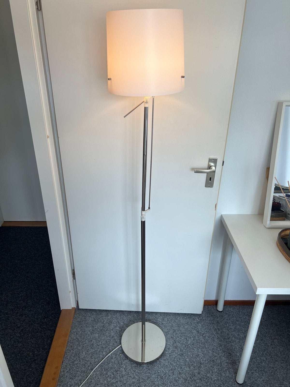 IKEA Samtid Vloerlamp met verstelbare arm en witte kap, Ophalen, Gebruikt, E27 (groot), Metaal