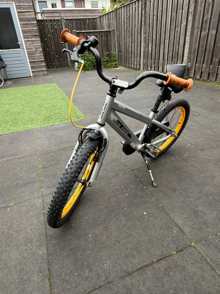 Volare Rocky Kinderfiets 18 inch – stoere jongensfiets, Fietsen en Brommers, Fietsen | Kinderfietsjes, Ophalen of Verzenden, Gebruikt