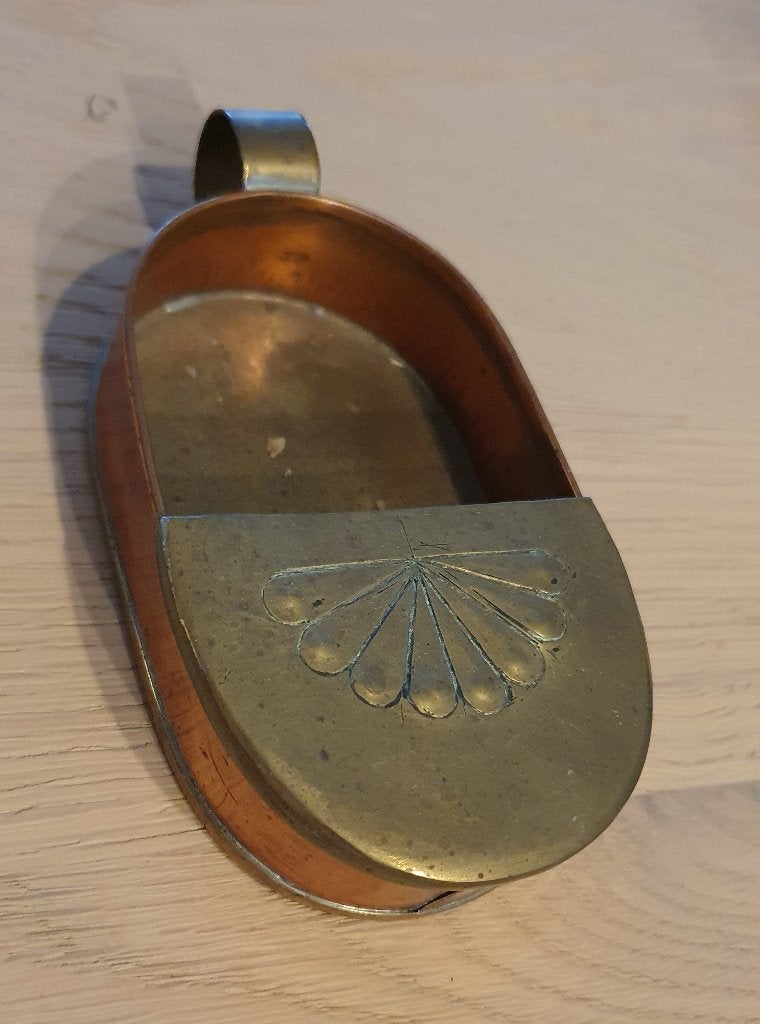 Antieke koperen en messing mansbakje met schelpdecoratie, Ophalen of Verzenden, Koper