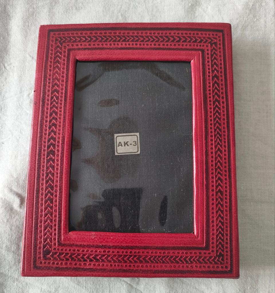 Vintage rood bewerkt lederen fotolijstje met standaard., Ophalen of Verzenden, Zo goed als nieuw