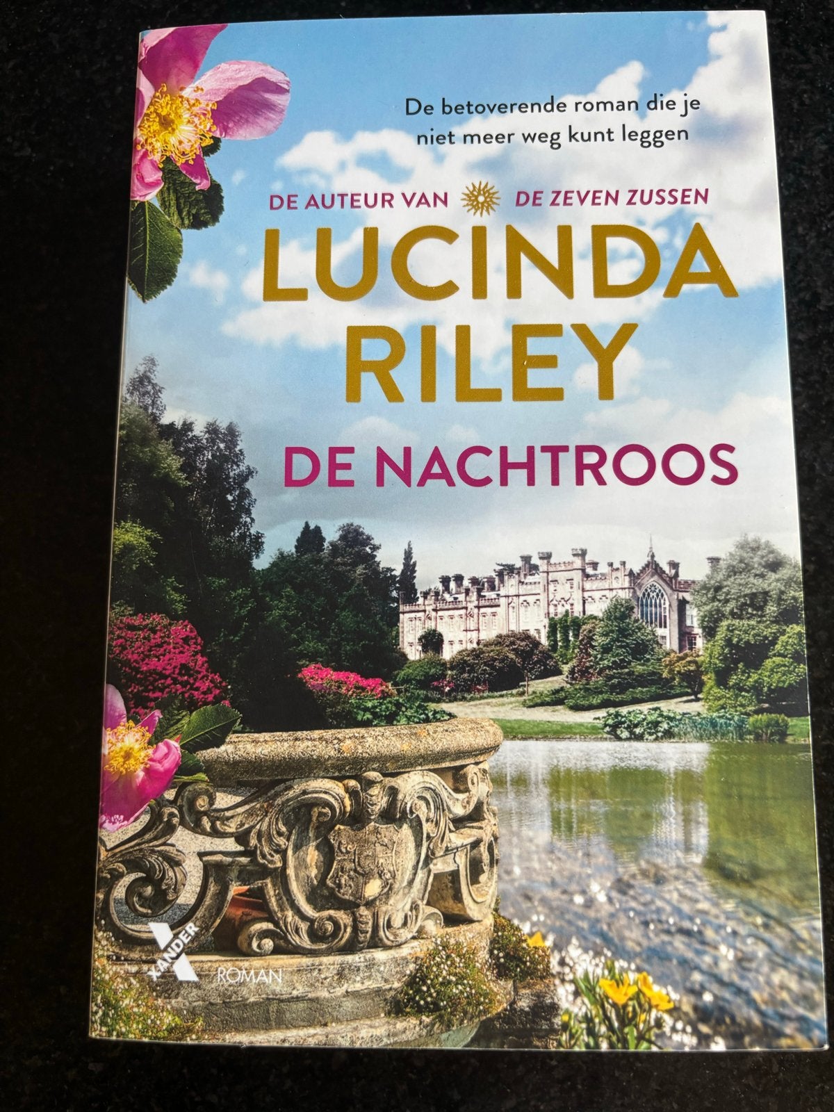 De Nachtroos - Lucinda Riley (Roman), Boeken, Ophalen of Verzenden, Zo goed als nieuw, Nederland