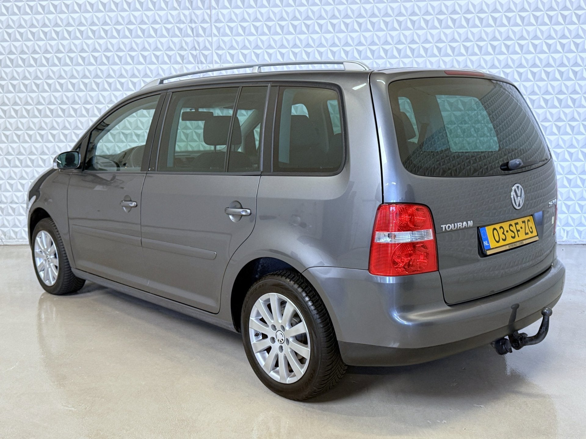 Volkswagen Touran 2.0-16V FSI Airco AUTOMAAT 234.000km(2006), Gebruikt, Bedrijf, Euro 4, 84 €/maand