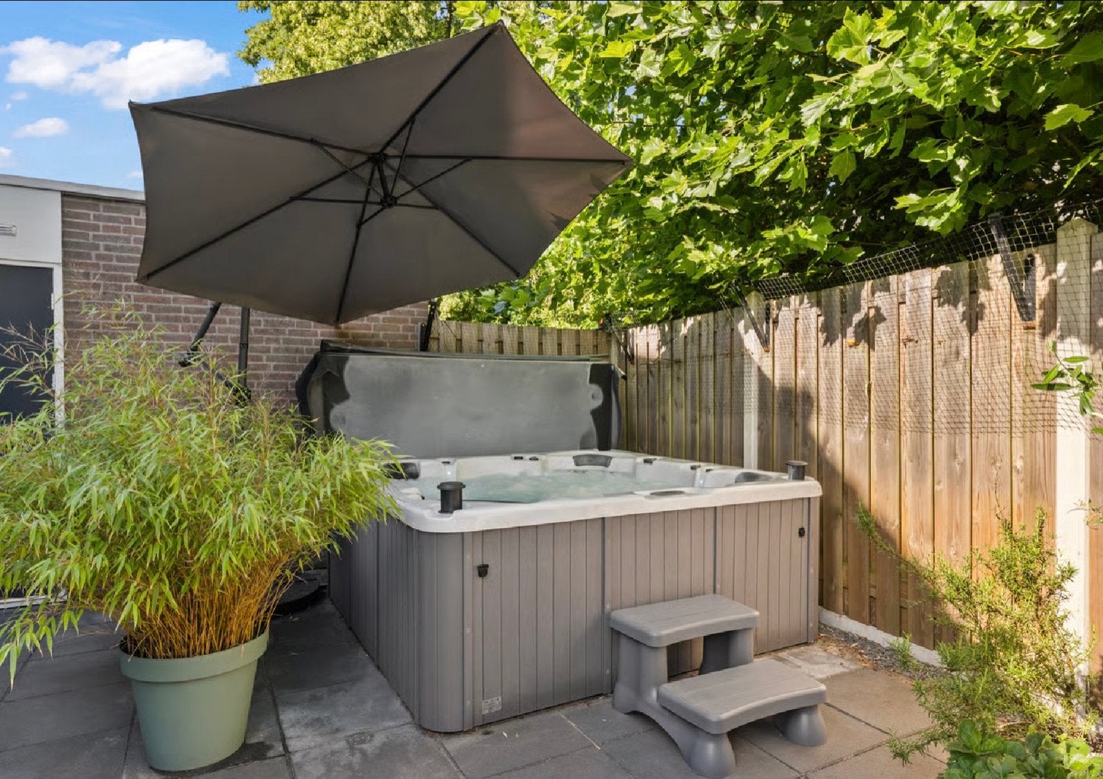 Luxe Spa Jacuzzi met LED, Aromatherapie en Airjets, Ophalen, Gebruikt, Trap, Vast