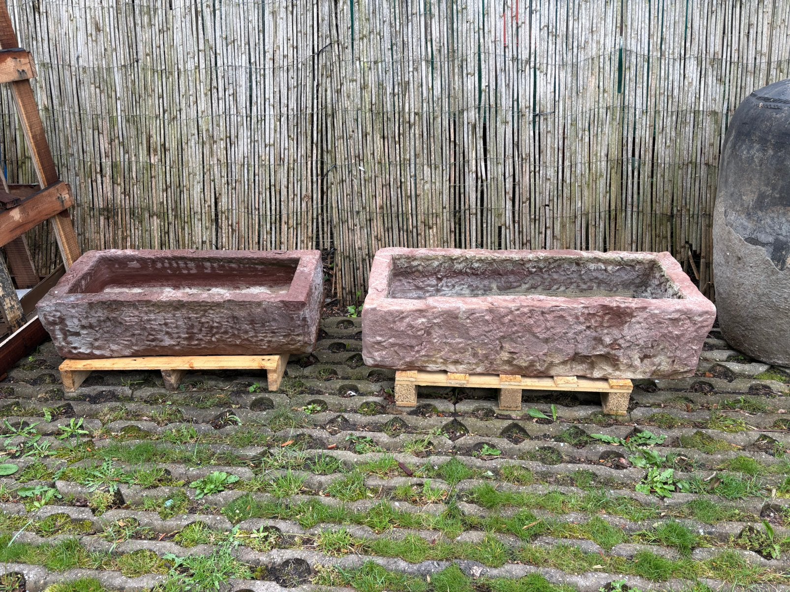2 oude hardstenen troggen, Ophalen, Gebruikt, Hardsteen, Waterornament