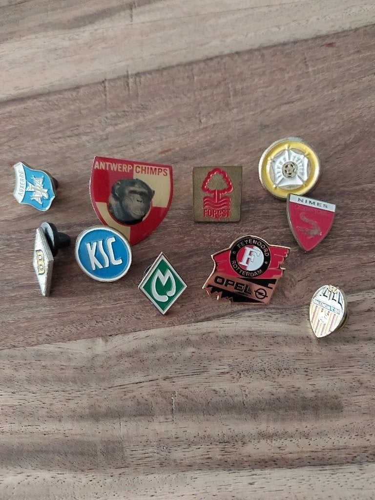 Voetbalclubs pins 10 stuks, Verzenden, Zo goed als nieuw, Sport, Speldje of Pin