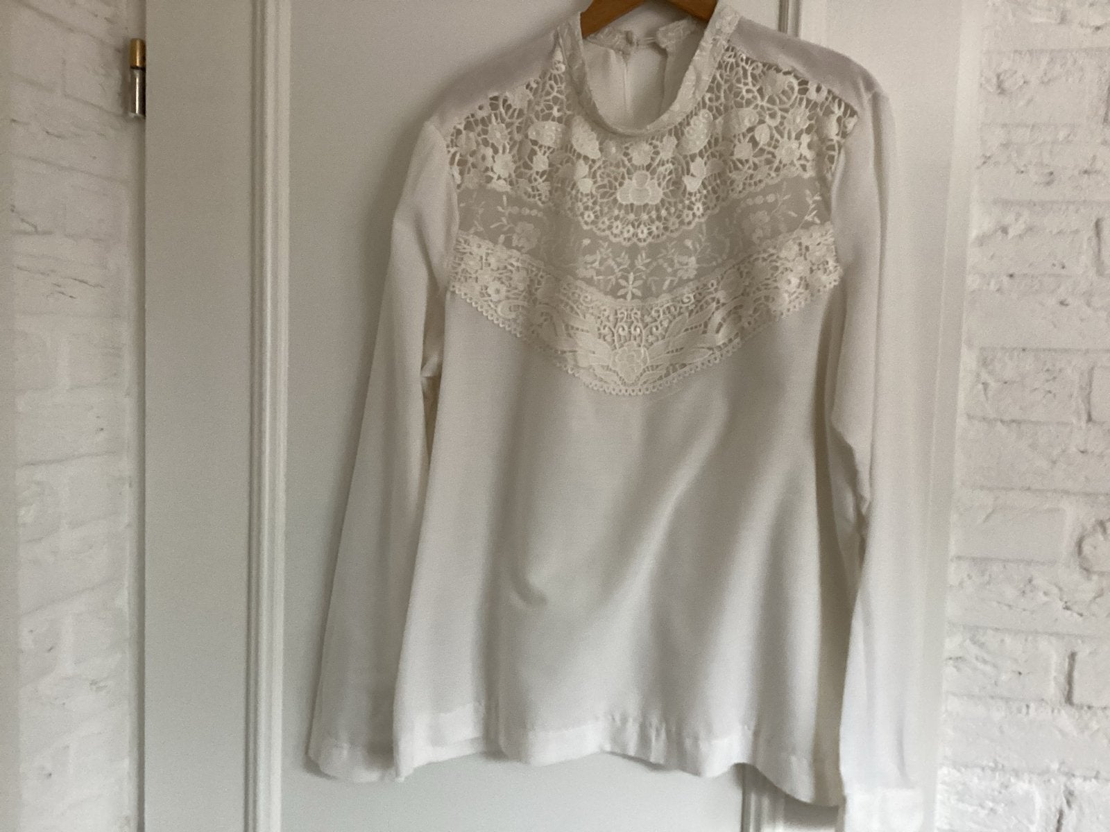 Witte blouse met kant en lange mouwen, maat 44, Kleding | Dames, Ophalen of Verzenden, Maat 42/44 (L), Wit