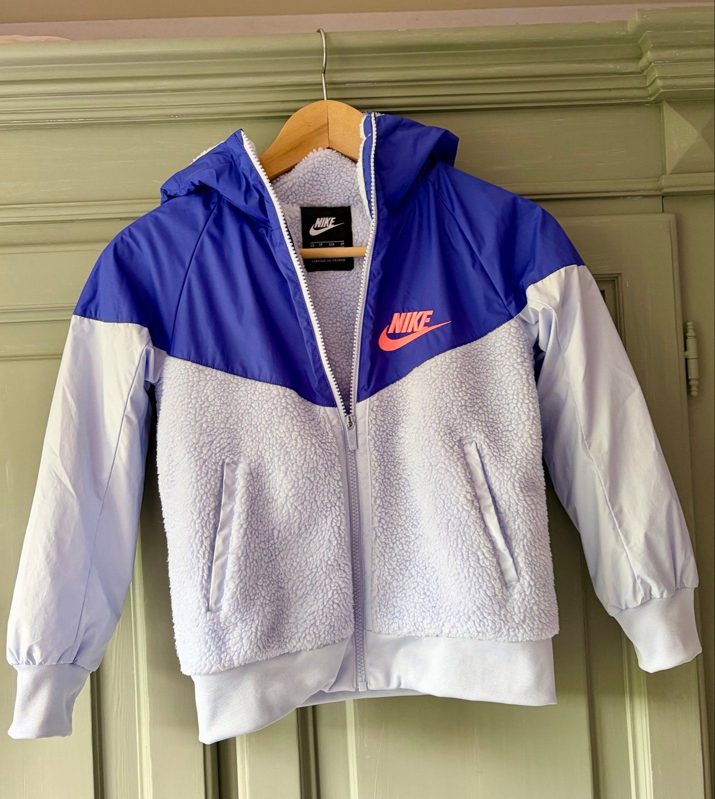 Nike windrunner XS 122-128 cm - Blauw/Wit/Paars, Ophalen of Verzenden, Zo goed als nieuw, Jongen of Meisje, Jas