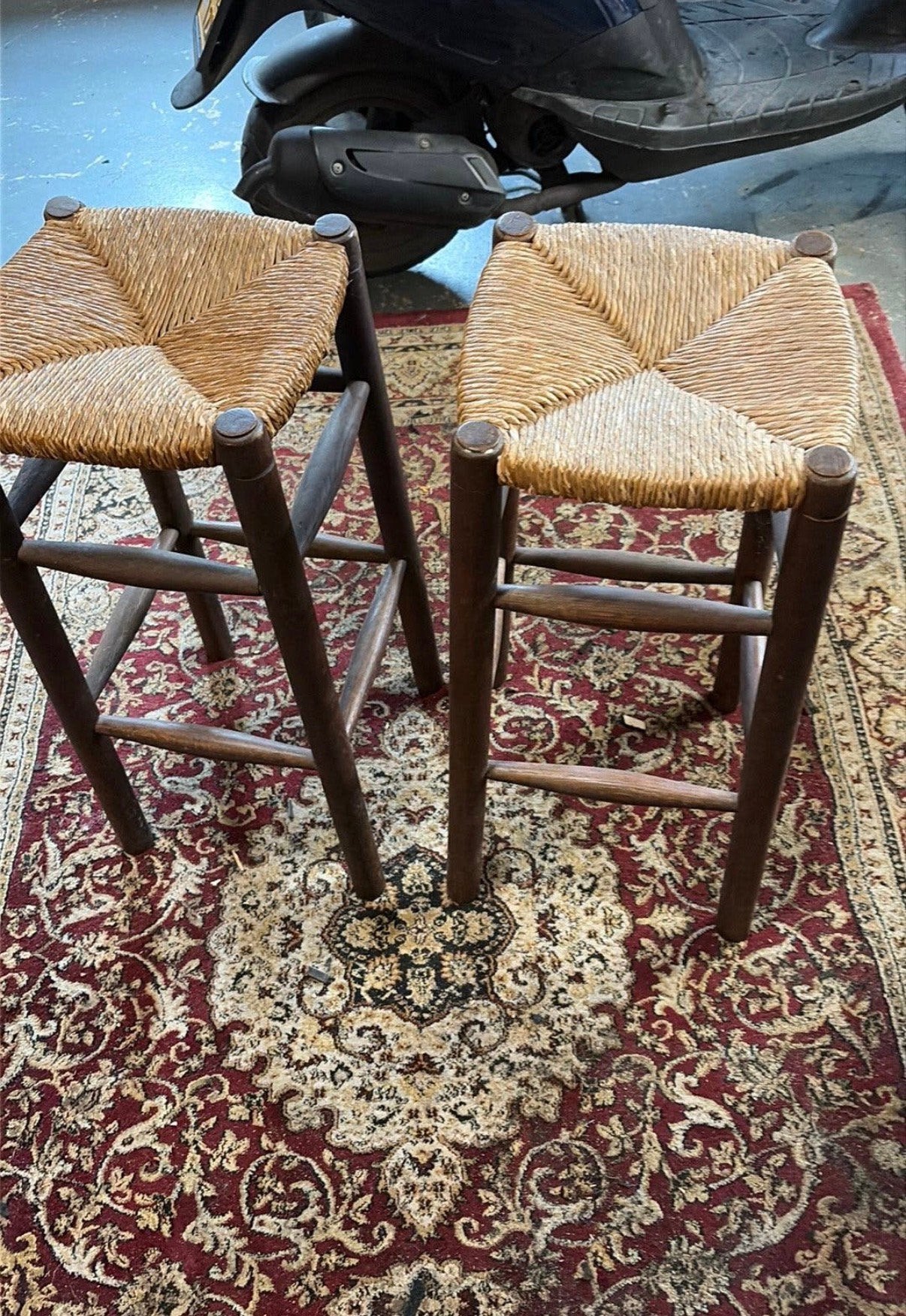 Twee krukken, Ophalen, Gebruikt, Hout, 60 tot 90 cm