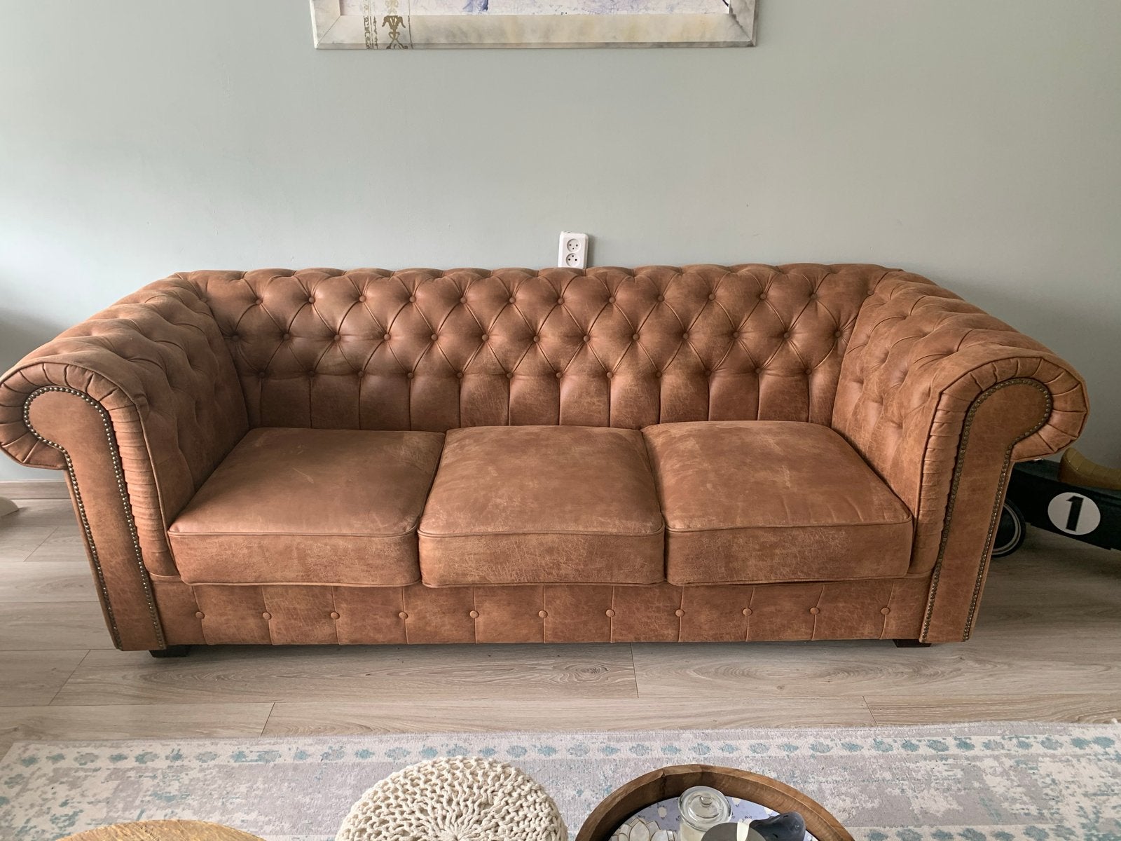 Bank zoekt nieuwe eigenaar! Iconisch Chesterfield model, Huis en Inrichting, Gebruikt, Driepersoons, Ophalen of Verzenden, Rechte bank