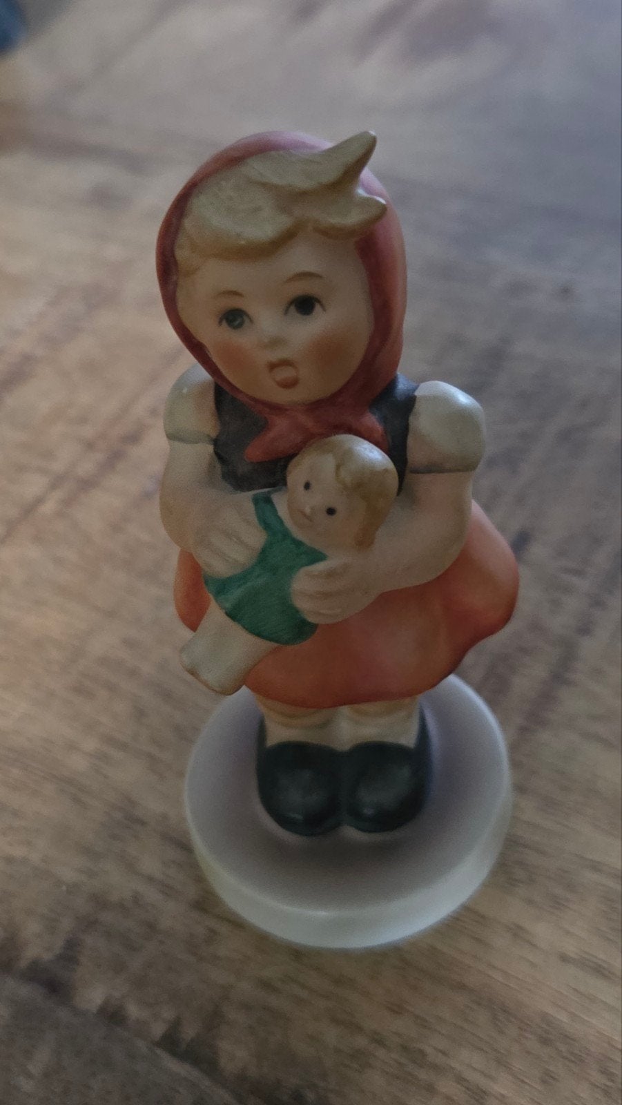 Vintage Hummel beeldje meisje met pop, Verzamelen, Ophalen of Verzenden, Gebruikt, Hummel