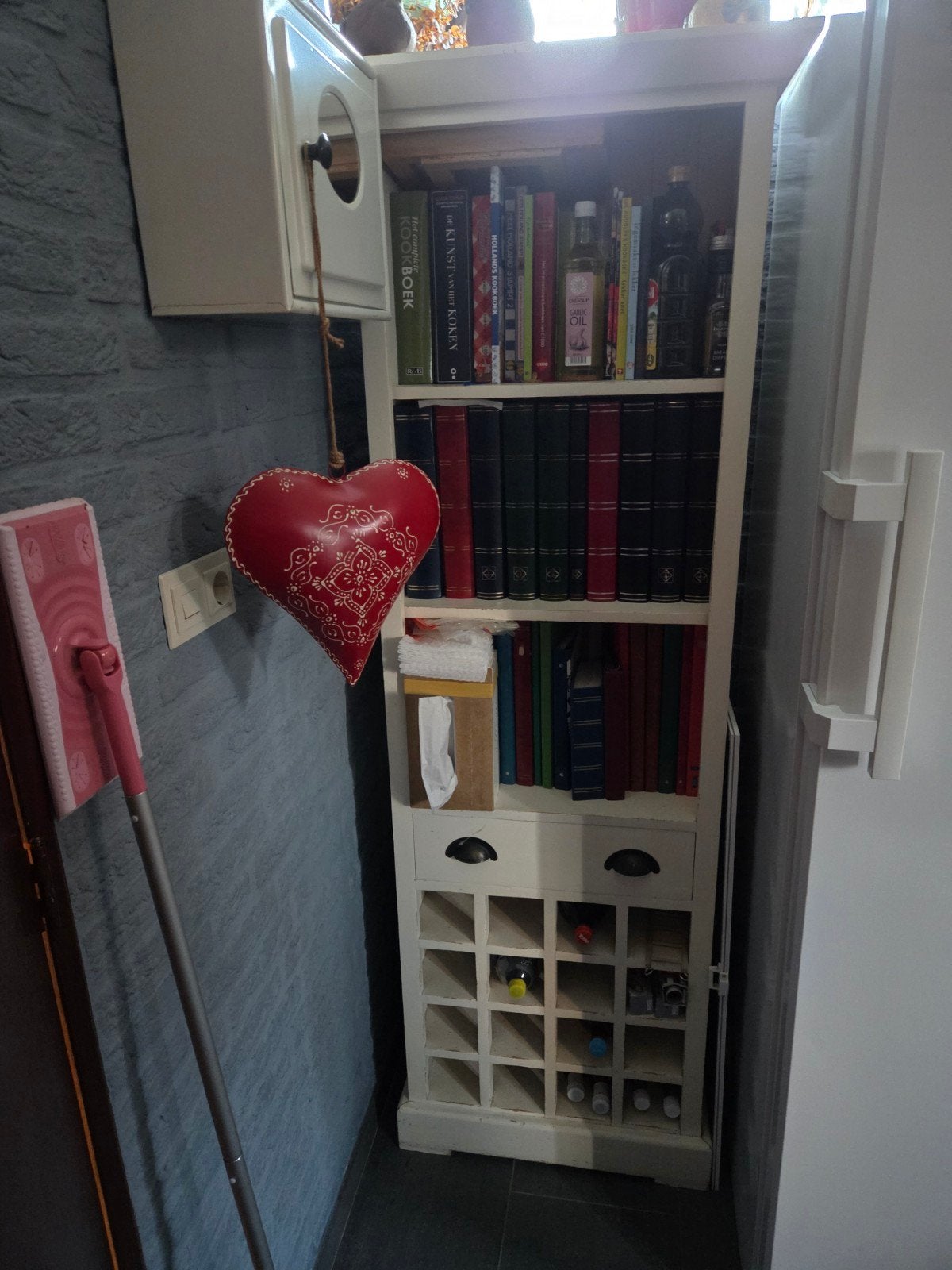gratis op te halen kast met 3 open vakken en onderin flessen, Ophalen, Gebruikt, Hout