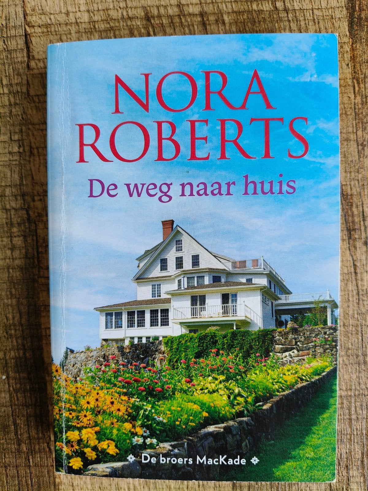 Nora Roberts - De weg naar huis (De broers Mackade), Ophalen of Verzenden, Gelezen, Nora Roberts
