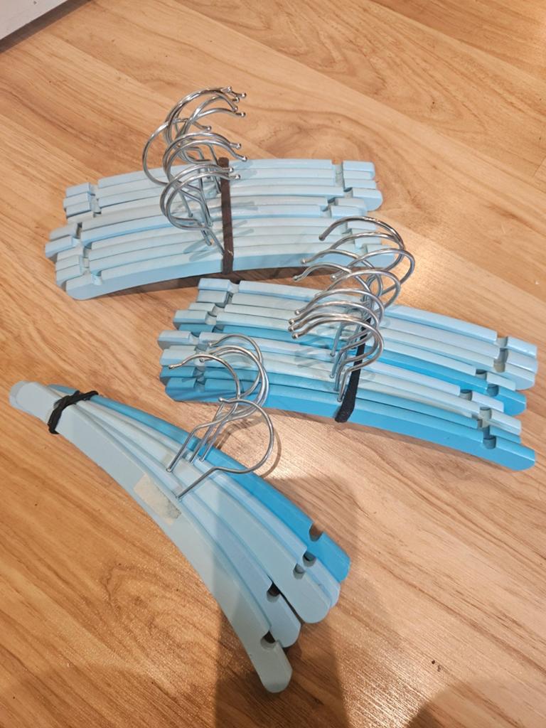 Blauwe houten baby kledinghangers - Set van 25 stuks, Ophalen of Verzenden, Gebruikt