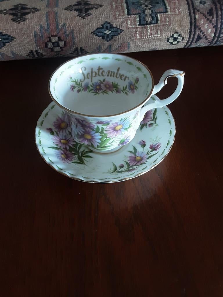 Royal Albert heren kop en schotel Flower of the Month Septem, Antiek en Kunst, Antiek | Servies los, Ophalen of Verzenden