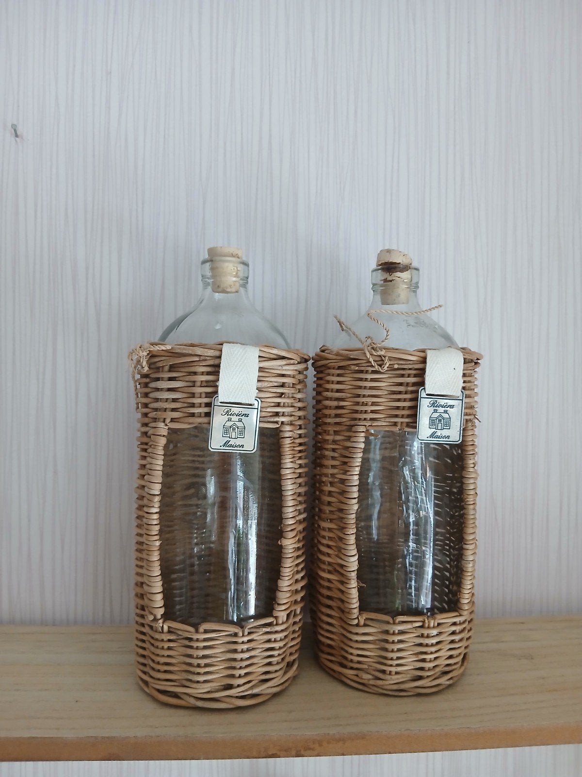 Riverdale flessen met rieten omhulsel - Zo goed als nieuw, Transparant, Ophalen of Verzenden, Geschikt voor droogbloemen, Glas