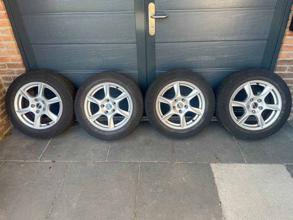 Audi A4 - set LM velgen met Michelin Alpin 4 winterbanden