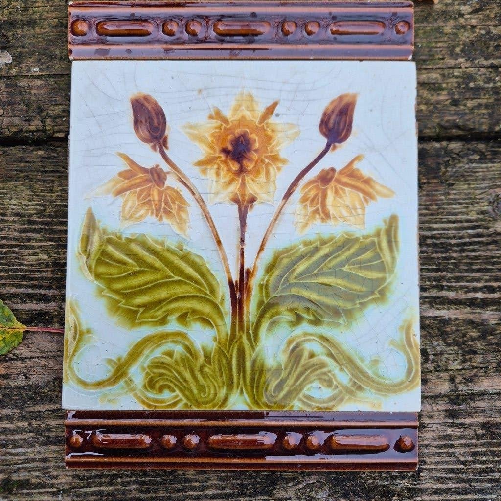60 art nouveau cremewitte wandtegels met bloem in relief, Ophalen