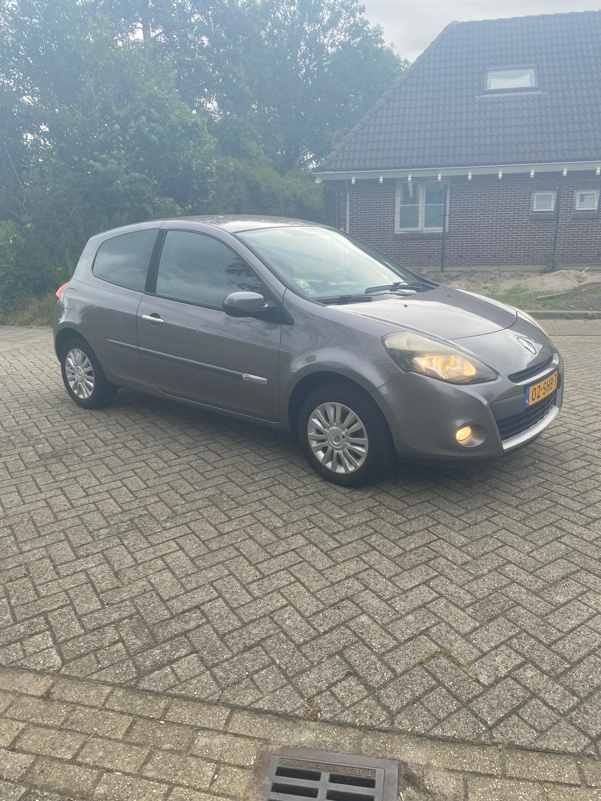 Renault Clio 1.2 16V 55KW 3-DRS E4 2011 Grijs, Auto's, Zwart, 4 cilinders, 49 €/maand, Origineel Nederlands
