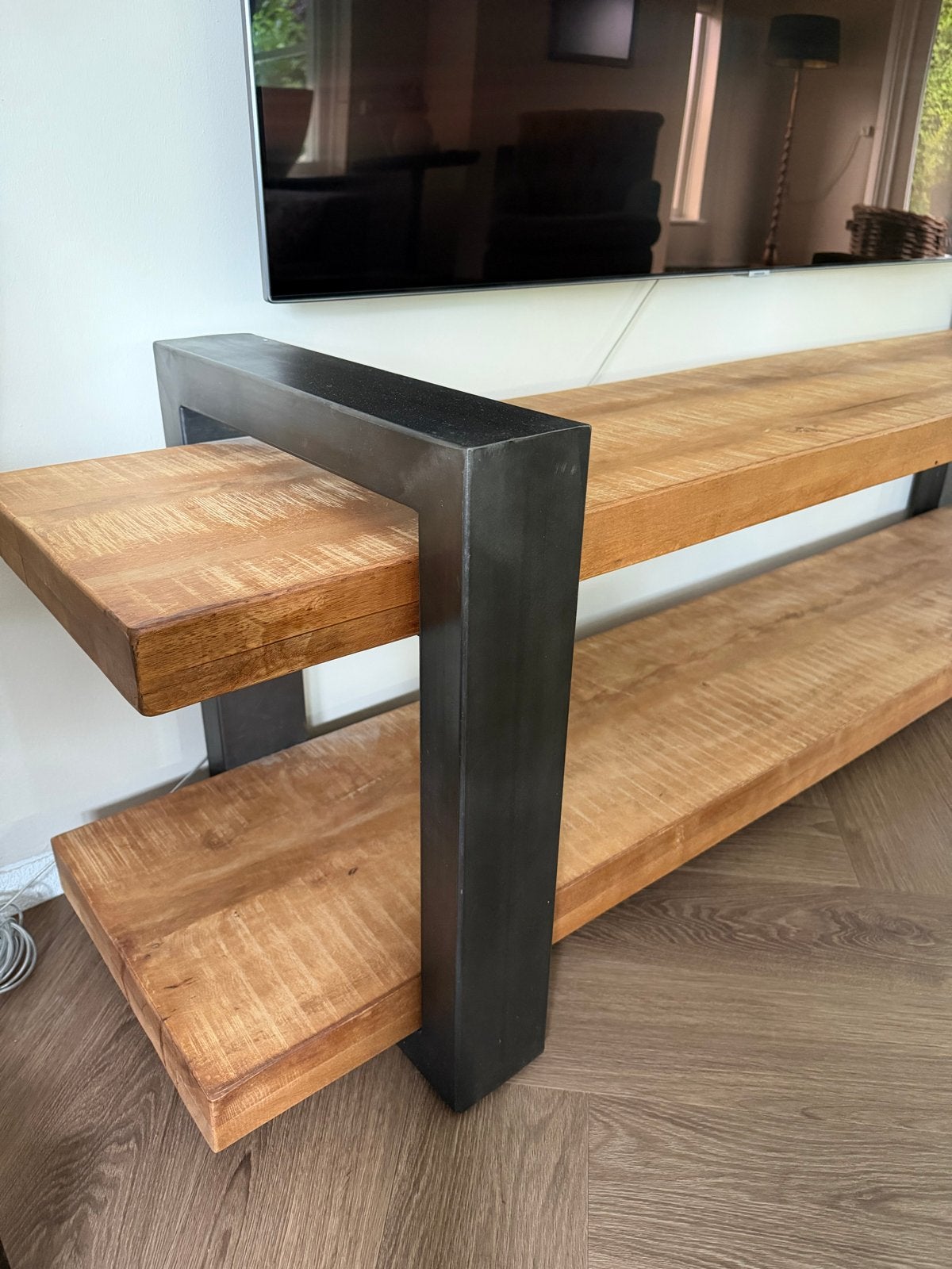Robuust TV-meubel van hout en metaal, Huis en Inrichting, Kasten | Televisiemeubels, Ophalen, 150 tot 200 cm, Zo goed als nieuw
