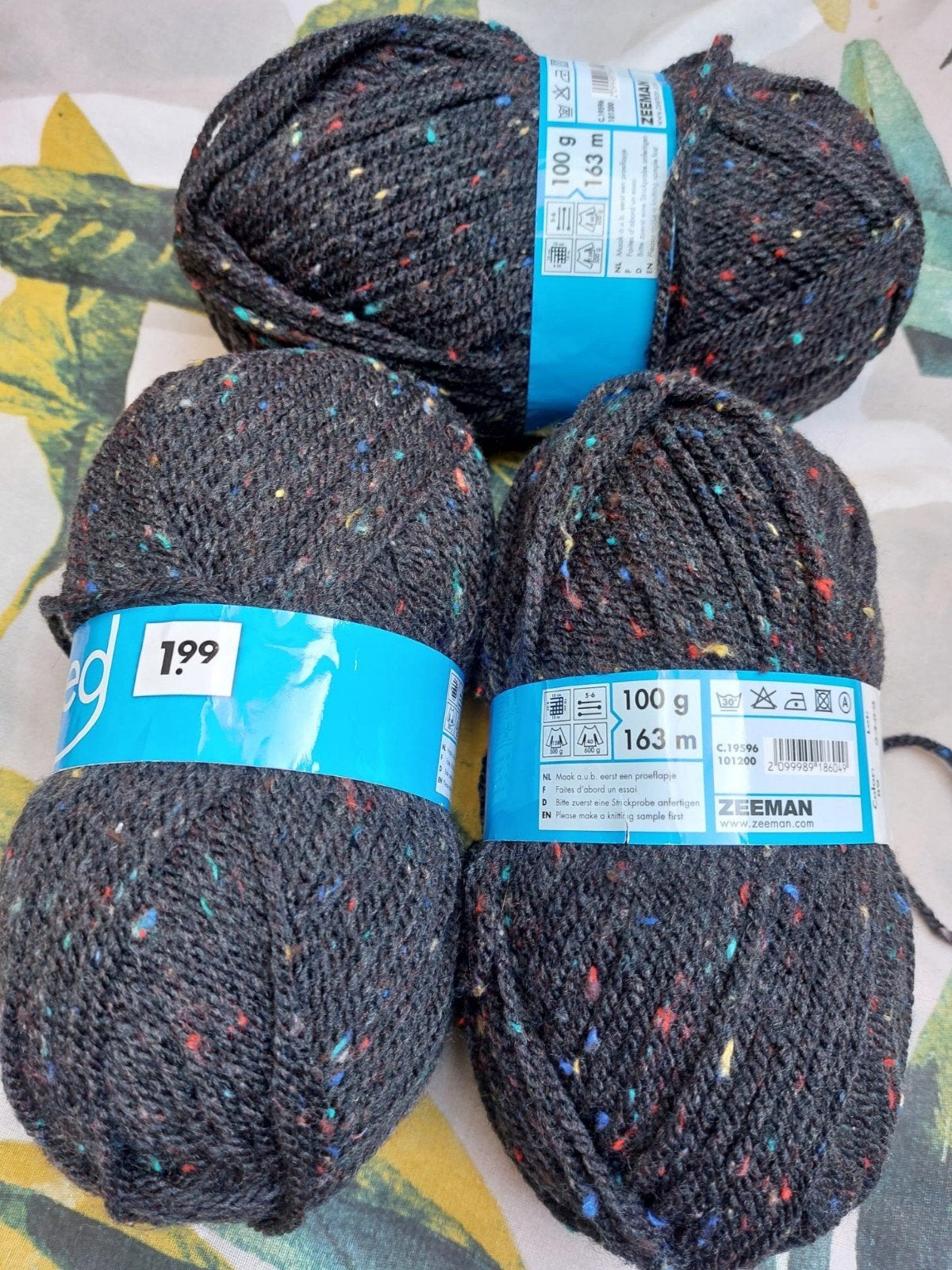 3 bollen wol zwart gestippeld (Tweed), Hobby en Vrije tijd, Ophalen of Verzenden, Nieuw, Breien of Haken, Wol of Garen