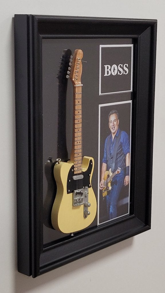 Bruce Springsteen miniatuur gitaar op lijst decoratie deco, Info@deconoord.nl, Deco Noord, Nieuw, Ophalen of Verzenden