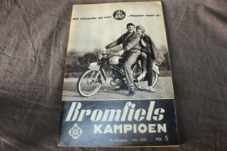 Blad Bromfiets kampioen mei 1959 oa. Typhoon futura Berini, Fietsen en Brommers, Ophalen of Verzenden, Gebruikt