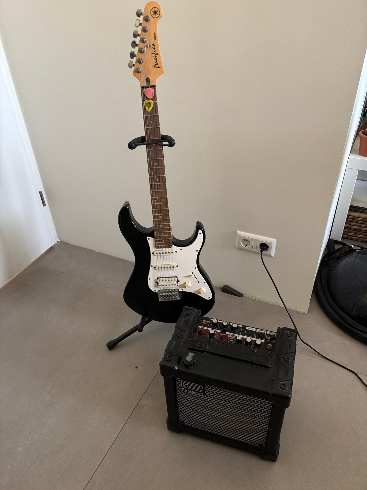 Yamaha Pacifica PAC112J + Roland Cube 15XL versterker, Met versterker, Zo goed als nieuw, Solid body, Ophalen