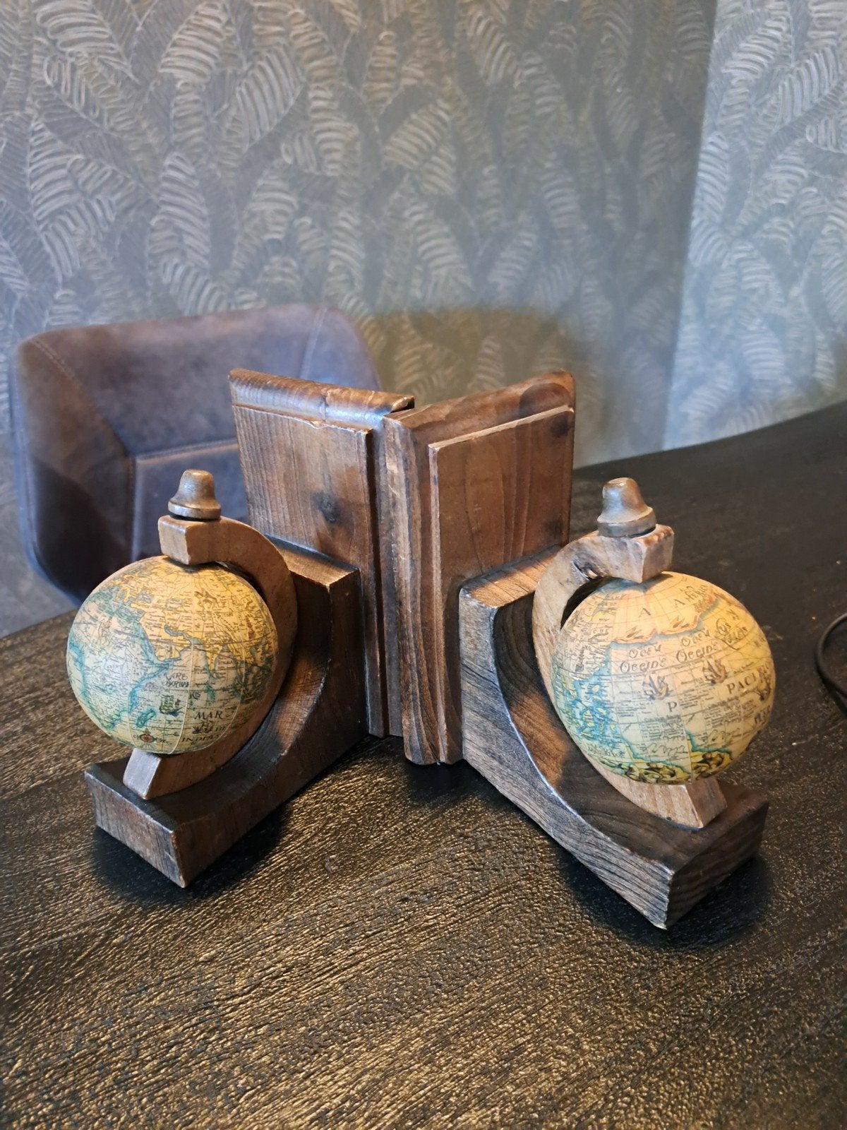 Vintage houten boekensteunen met wereldbollen, Ophalen