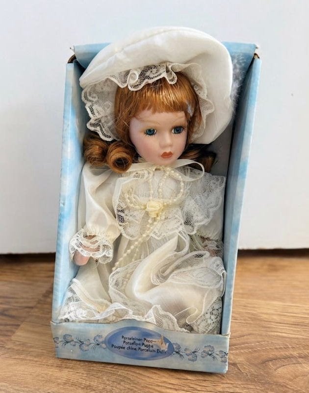 Vintage porseleinen pop in doos met kanten jurk, Ophalen of Verzenden, Nieuw, Pop