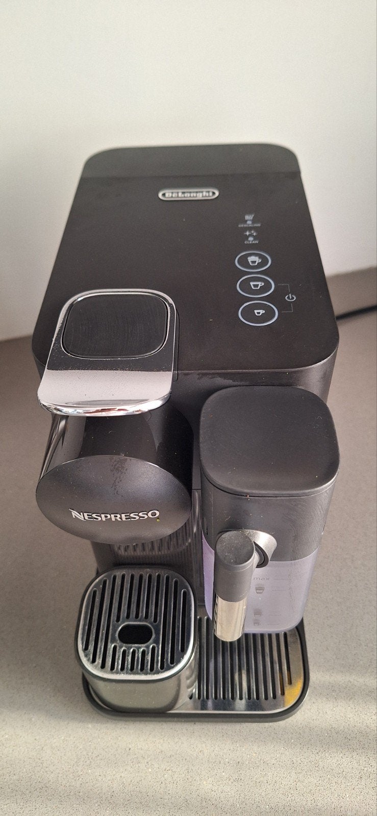 DeLonghi Nespresso koffiezetapparaat lattissima one, Ophalen, Koffiemachine, Zo goed als nieuw, Koffiepads en cups