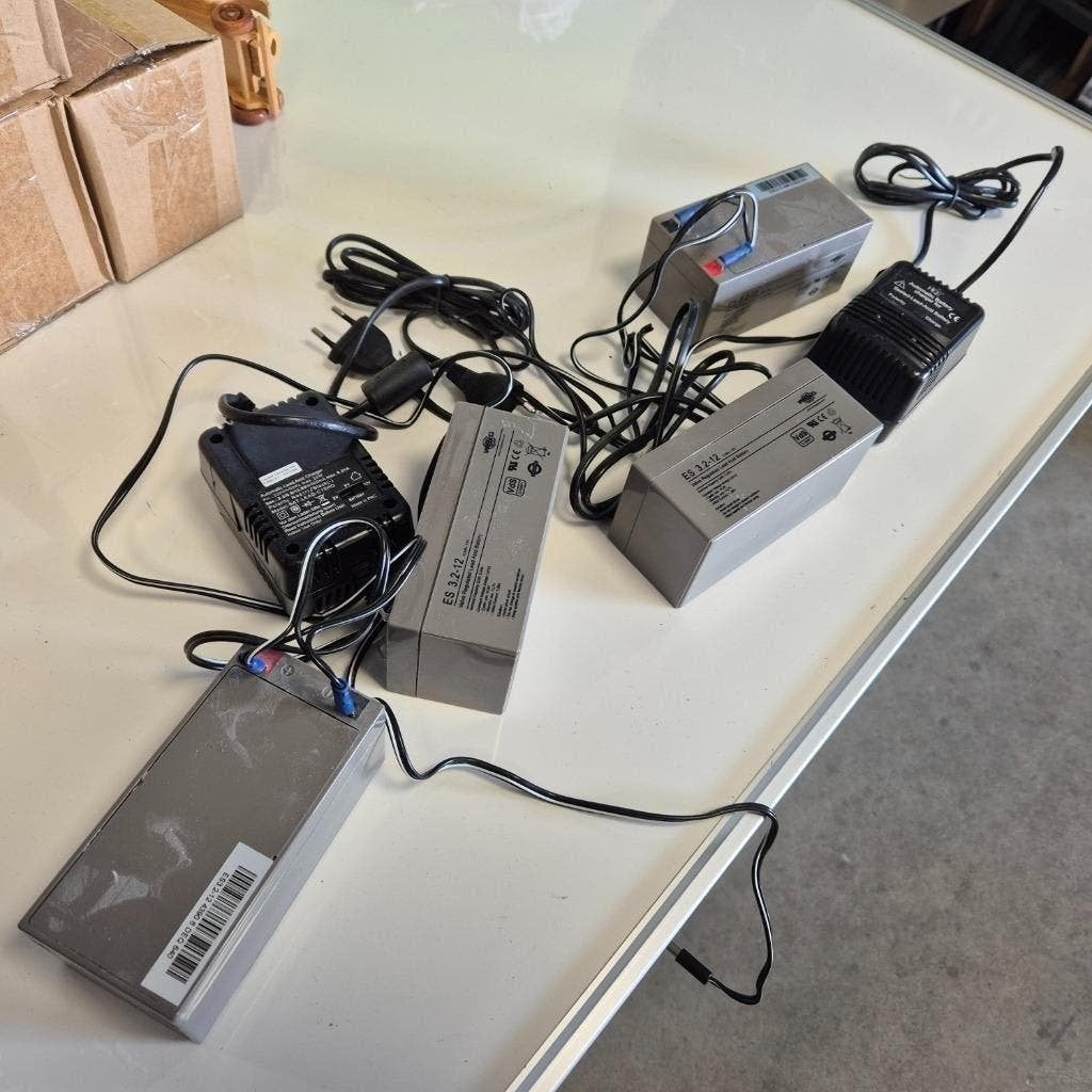 accu 3,2 AH + laadapparaat 12 volt, Hobby en Vrije tijd, Elektronica-componenten, Ophalen, Gebruikt