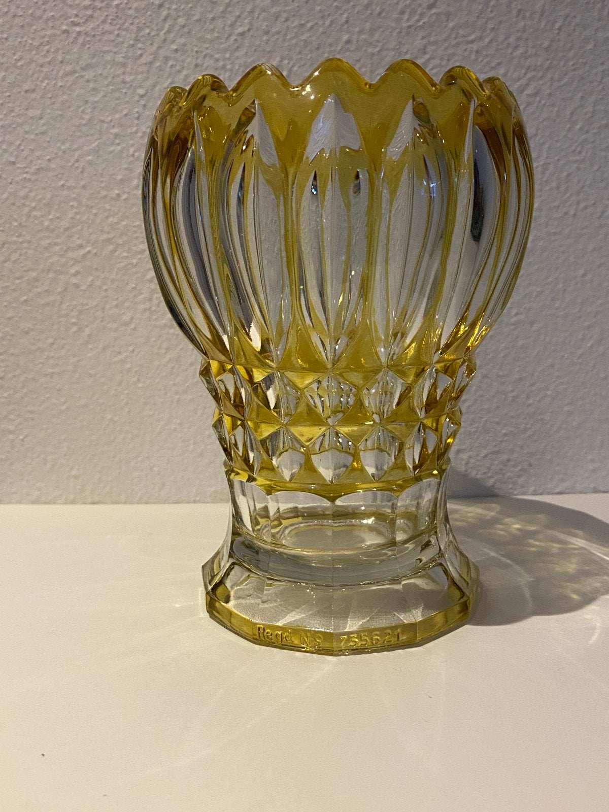 Vintage Geel/Groene Glazen Vaas met Reliëf - Regd No 735621, Ophalen of Verzenden