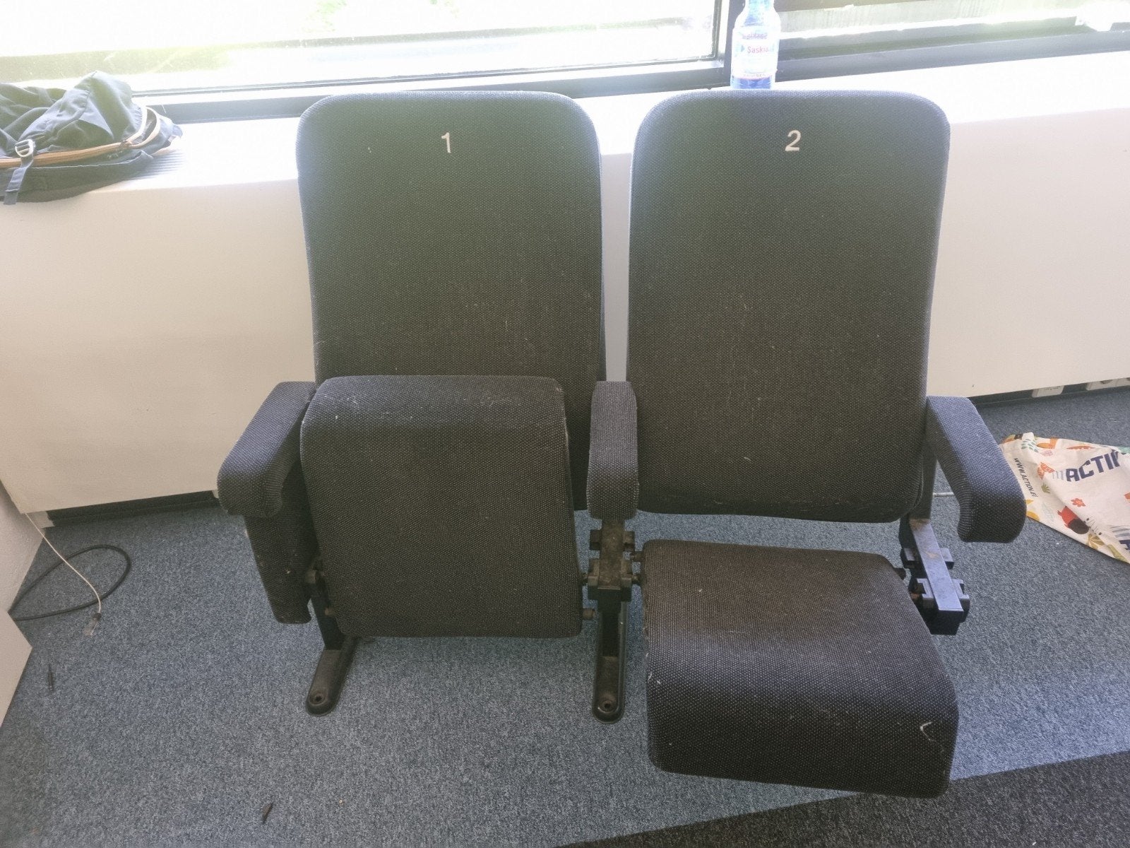 Twee gebruikte bioscoopstoelen, zwart, stof, Ophalen, Gebruikt, Twee, Zwart