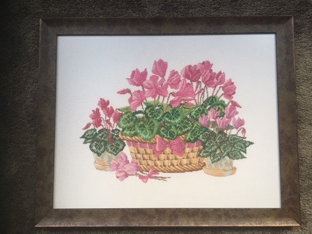 hand geborduurd werk 'Çyclamen' met mooie lijst, 63 cm, Meerkleurig, Textiel, Ophalen of Verzenden