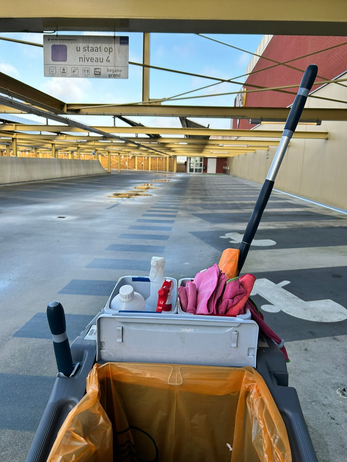 Schoonmaakhulp aangeboden, Schoonmaken bedrijfsruimte