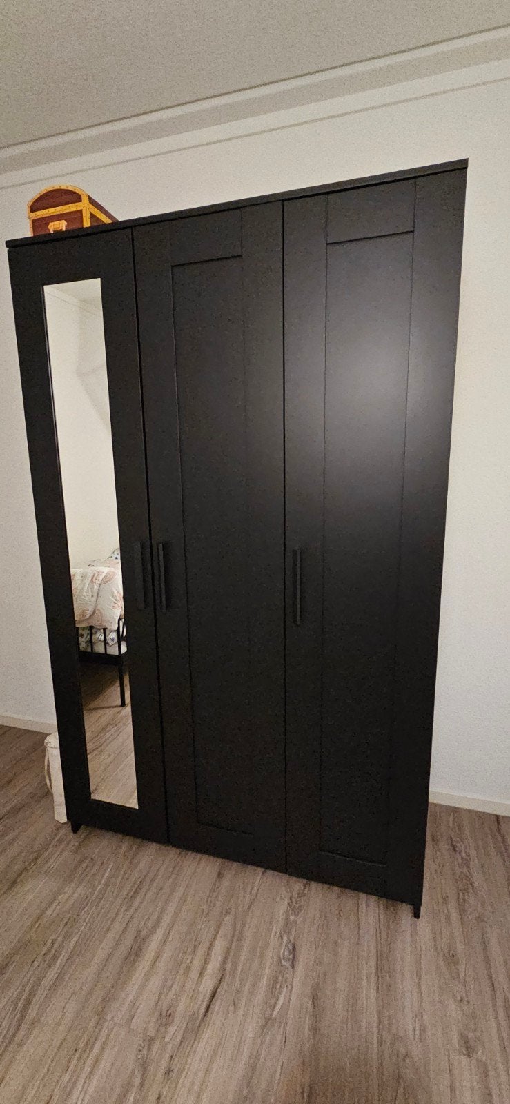 Zwarte kledingkast met spiegel, planken en hanggedeelte, Ophalen