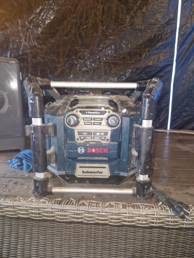Bosch Bouwradio met subwoofer en acculader, Ophalen of Verzenden, Gebruikt, Bouwradio