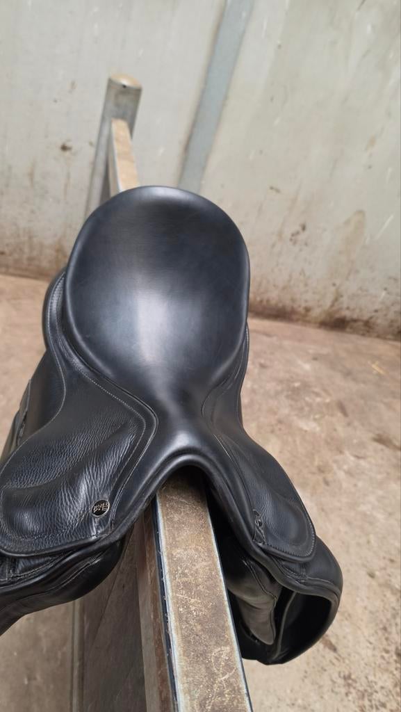 Kingsley d4 17 inch zadel, Dieren en Toebehoren, Paarden en Pony's | Zadels, Ophalen of Verzenden, Zo goed als nieuw, Dressuur